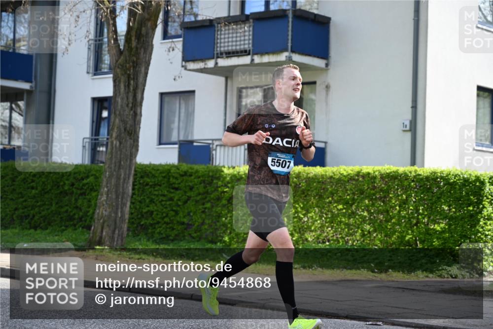 12.04.2026 - 45. Internationalen Wilhelmsburger Insellauf J. Mangold http://msf.ph/oto/9454868 12.04.2026 10:22:26 Ziel 3053, 4694, 5507, 5561, 3963, 5271, 5271, 4384, 4291, 2383 meine-sportfotos.de