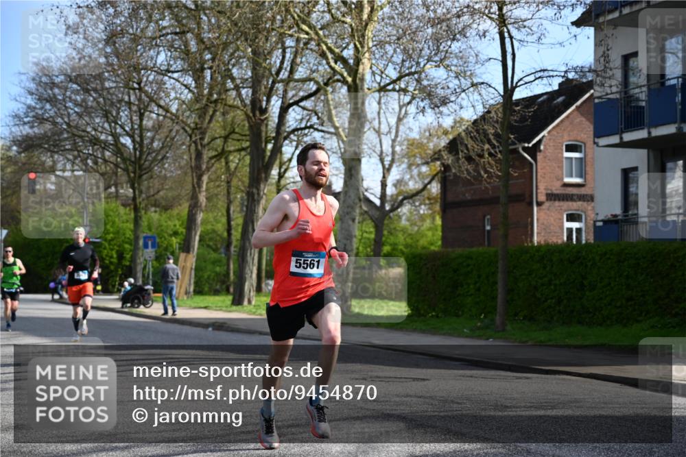 12.04.2026 - 45. Internationalen Wilhelmsburger Insellauf J. Mangold http://msf.ph/oto/9454870 12.04.2026 10:22:34 Ziel 5507, 5561, 3963, 5271, 4384, 4291, 2383 meine-sportfotos.de