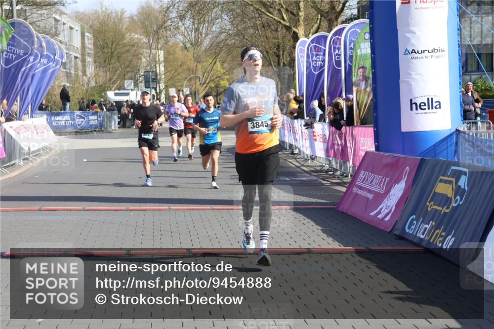 12.04.2026 - 45. Internationalen Wilhelmsburger Insellauf Strokosch-Dieckow http://msf.ph/oto/9454888 12.04.2026 10:30:35 Ziel 5534, 3845, 5052, 4275 meine-sportfotos.de