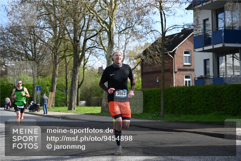 12.04.2026 - 45. Internationalen Wilhelmsburger Insellauf J. Mangold http://msf.ph/oto/9454898 12.04.2026 10:22:38 Ziel 5561, 3963, 5271, 4384, 4291, 2383, 3776 meine-sportfotos.de