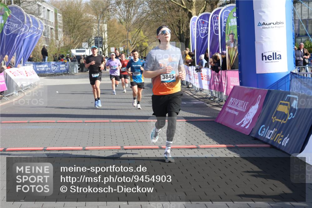 12.04.2026 - 45. Internationalen Wilhelmsburger Insellauf Strokosch-Dieckow http://msf.ph/oto/9454903 12.04.2026 10:30:35 Ziel 5534, 3845, 5052, 4275 meine-sportfotos.de