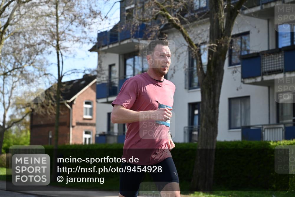 12.04.2026 - 45. Internationalen Wilhelmsburger Insellauf J. Mangold http://msf.ph/oto/9454928 12.04.2026 10:22:52 Ziel 4384, 4291, 2383, 3776, 5812, 4953 meine-sportfotos.de
