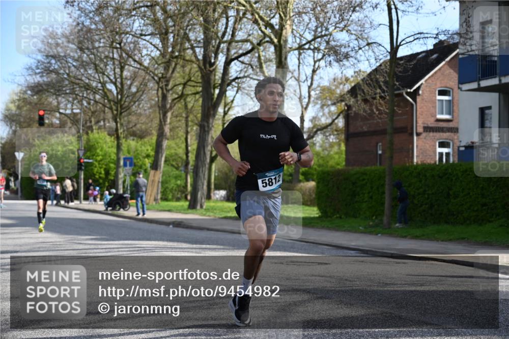 12.04.2026 - 45. Internationalen Wilhelmsburger Insellauf J. Mangold http://msf.ph/oto/9454982 12.04.2026 10:23:26 Ziel 3776, 5812, 4953, 5237, 4381, 4566, 3561, 4492, 5684, 4492, 5684, 3476, 2702, 3476, 2702, 3351 meine-sportfotos.de