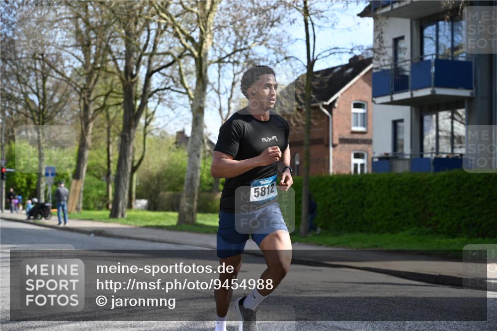 12.04.2026 - 45. Internationalen Wilhelmsburger Insellauf J. Mangold http://msf.ph/oto/9454988 12.04.2026 10:23:26 Ziel 3776, 5812, 4953, 5237, 4381, 4566, 3561, 4492, 5684, 4492, 5684, 3476, 2702, 3476, 2702, 3351 meine-sportfotos.de