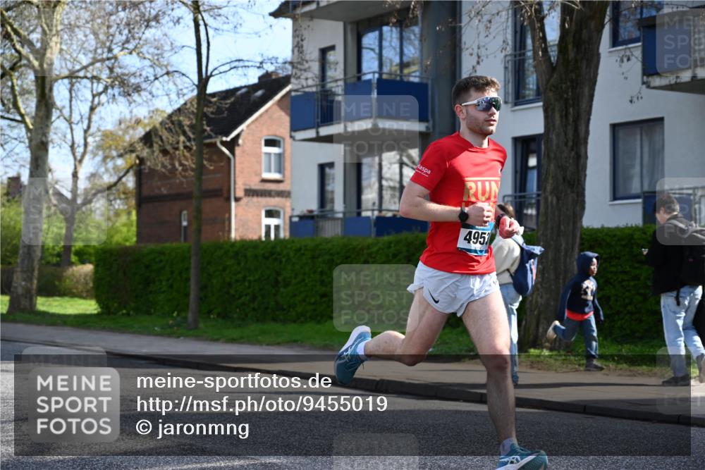 12.04.2026 - 45. Internationalen Wilhelmsburger Insellauf J. Mangold http://msf.ph/oto/9455019 12.04.2026 10:23:36 Ziel 4953, 5237, 4381, 4566, 3561, 4492, 5684, 3476, 2702, 3351, 3813 meine-sportfotos.de