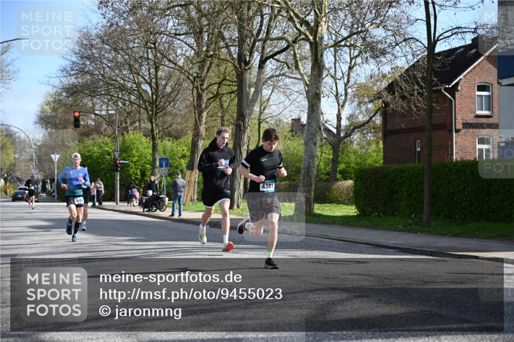 12.04.2026 - 45. Internationalen Wilhelmsburger Insellauf J. Mangold http://msf.ph/oto/9455023 12.04.2026 10:23:37 Ziel 4953, 5237, 4381, 4566, 3561, 4492, 5684, 3476, 2702, 3351, 3813 meine-sportfotos.de