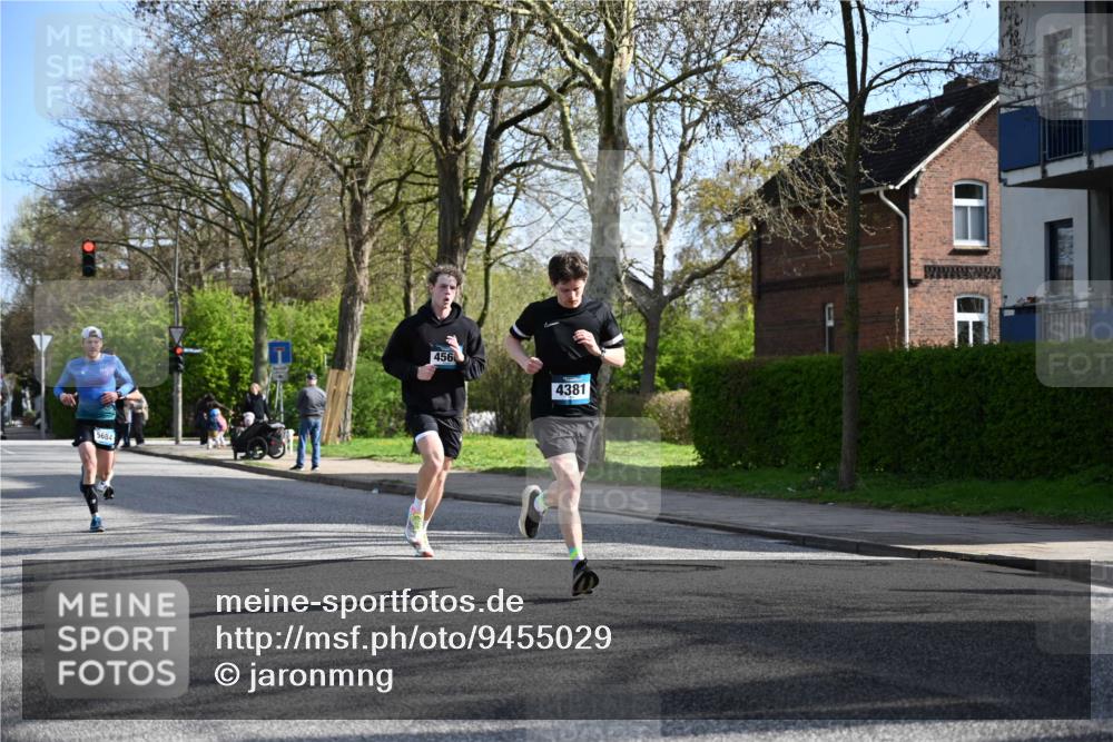 12.04.2026 - 45. Internationalen Wilhelmsburger Insellauf J. Mangold http://msf.ph/oto/9455029 12.04.2026 10:23:38 Ziel 4953, 5237, 4381, 4566, 3561, 4492, 5684, 3476, 2702, 3476, 2702, 3351, 3813 meine-sportfotos.de