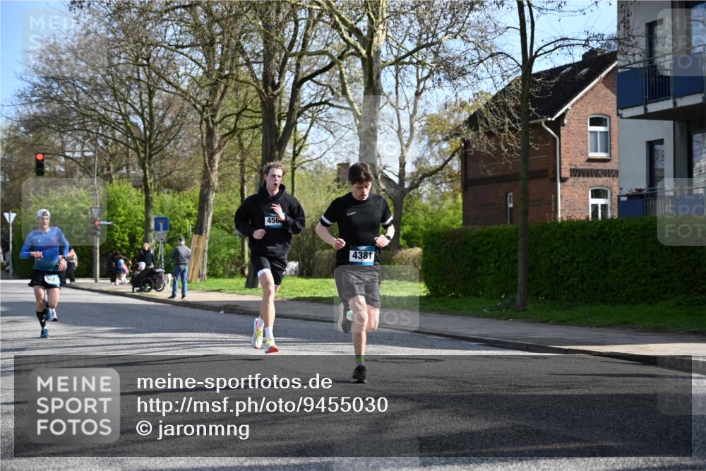 12.04.2026 - 45. Internationalen Wilhelmsburger Insellauf J. Mangold http://msf.ph/oto/9455030 12.04.2026 10:23:38 Ziel 4953, 5237, 4381, 4566, 3561, 4492, 5684, 3476, 2702, 3476, 2702, 3351, 3813 meine-sportfotos.de