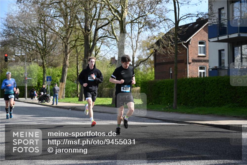 12.04.2026 - 45. Internationalen Wilhelmsburger Insellauf J. Mangold http://msf.ph/oto/9455031 12.04.2026 10:23:38 Ziel 4953, 5237, 4381, 4566, 3561, 4492, 5684, 3476, 2702, 3476, 2702, 3351, 3813 meine-sportfotos.de