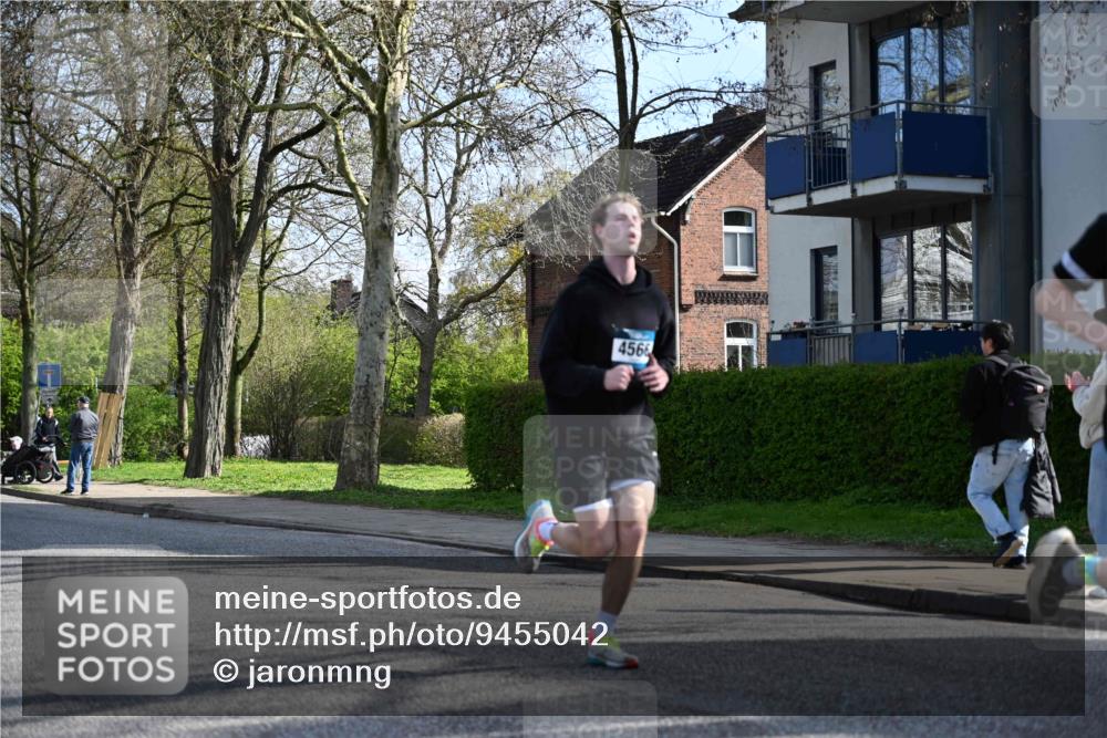12.04.2026 - 45. Internationalen Wilhelmsburger Insellauf J. Mangold http://msf.ph/oto/9455042 12.04.2026 10:23:39 Ziel 4953, 5237, 4381, 4566, 3561, 4492, 5684, 3476, 2702, 3351, 3813 meine-sportfotos.de