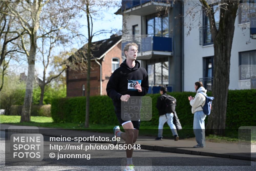 12.04.2026 - 45. Internationalen Wilhelmsburger Insellauf J. Mangold http://msf.ph/oto/9455048 12.04.2026 10:23:39 Ziel 4953, 5237, 4381, 4566, 3561, 4492, 5684, 3476, 2702, 3351, 3813 meine-sportfotos.de