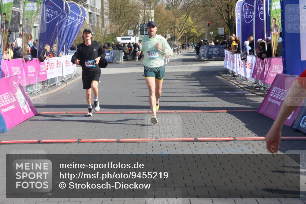 12.04.2026 - 45. Internationalen Wilhelmsburger Insellauf Strokosch-Dieckow http://msf.ph/oto/9455219 12.04.2026 10:30:53 Ziel 2317, 5841, 5236 meine-sportfotos.de