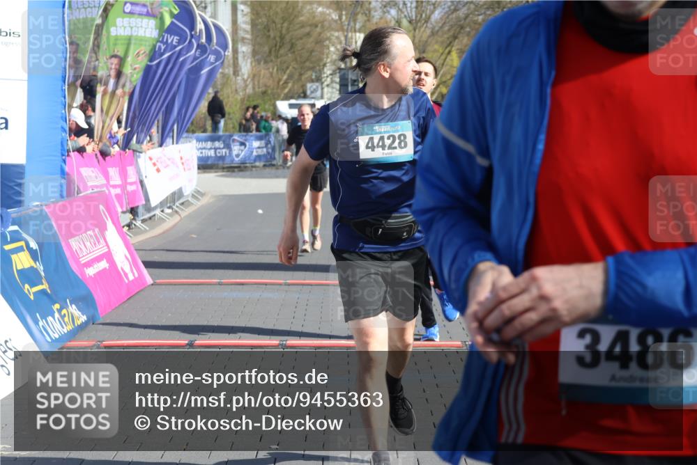 12.04.2026 - 45. Internationalen Wilhelmsburger Insellauf Strokosch-Dieckow http://msf.ph/oto/9455363 12.04.2026 10:44:00 Ziel 3486, 4428, 3022, 4349 meine-sportfotos.de