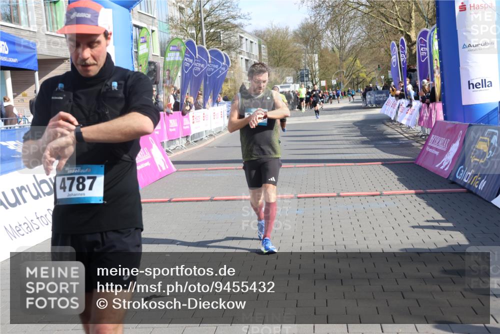 12.04.2026 - 45. Internationalen Wilhelmsburger Insellauf Strokosch-Dieckow http://msf.ph/oto/9455432 12.04.2026 10:31:15 Ziel 4787, 3095, 3016 meine-sportfotos.de