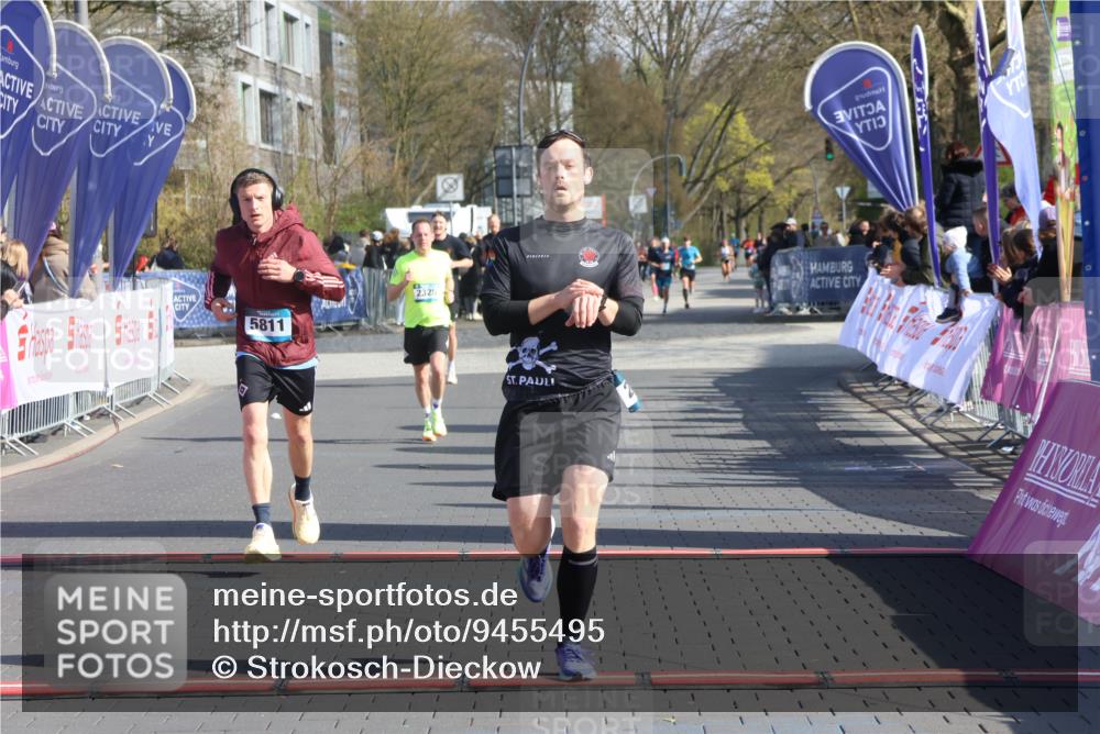 12.04.2026 - 45. Internationalen Wilhelmsburger Insellauf Strokosch-Dieckow http://msf.ph/oto/9455495 12.04.2026 10:31:21 Ziel 3016, 2831, 5811 meine-sportfotos.de