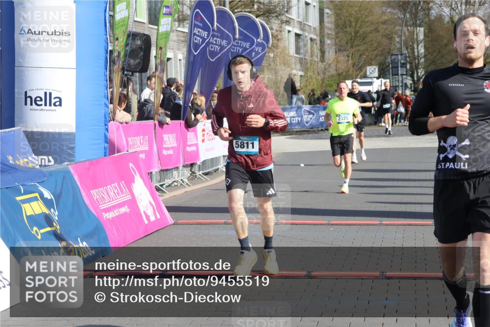 12.04.2026 - 45. Internationalen Wilhelmsburger Insellauf Strokosch-Dieckow http://msf.ph/oto/9455519 12.04.2026 10:31:23 Ziel 2831, 5811, 2325 meine-sportfotos.de