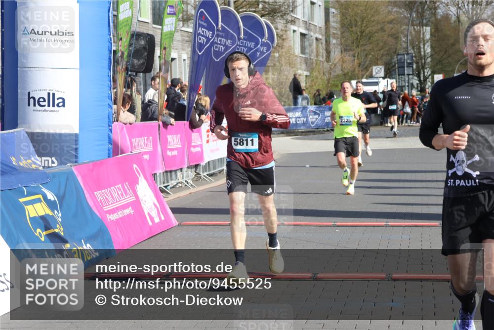 12.04.2026 - 45. Internationalen Wilhelmsburger Insellauf Strokosch-Dieckow http://msf.ph/oto/9455525 12.04.2026 10:31:23 Ziel 2831, 5811, 2325 meine-sportfotos.de
