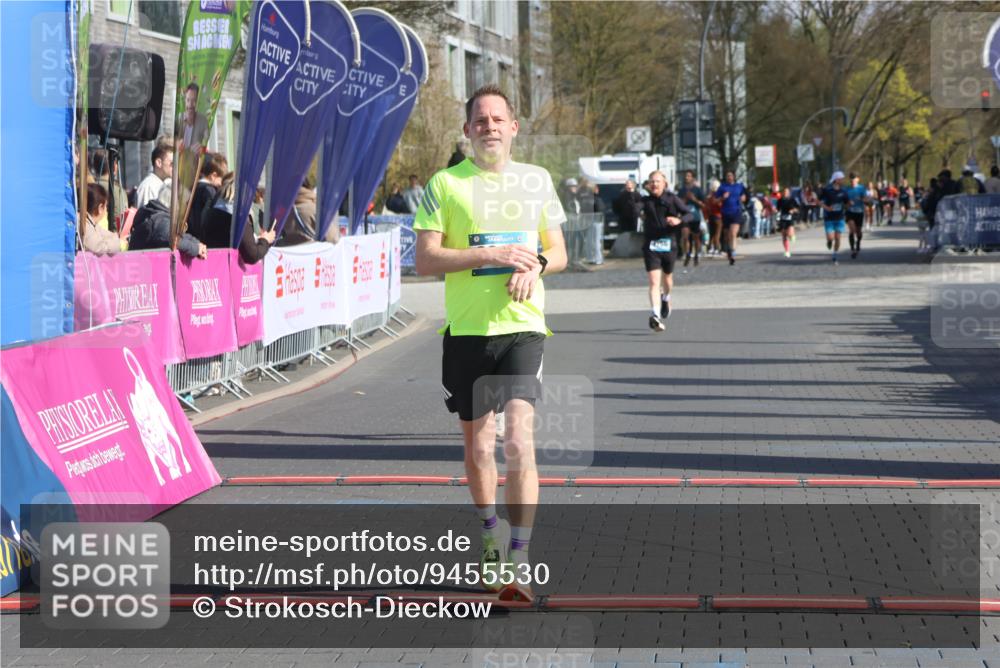 12.04.2026 - 45. Internationalen Wilhelmsburger Insellauf Strokosch-Dieckow http://msf.ph/oto/9455530 12.04.2026 10:31:26 Ziel 5811, 2325, 5661 meine-sportfotos.de