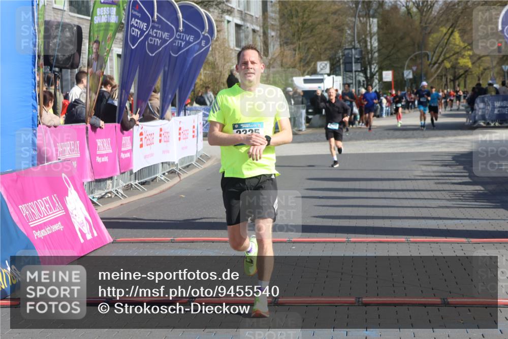 12.04.2026 - 45. Internationalen Wilhelmsburger Insellauf Strokosch-Dieckow http://msf.ph/oto/9455540 12.04.2026 10:31:26 Ziel 5811, 2325, 5661 meine-sportfotos.de