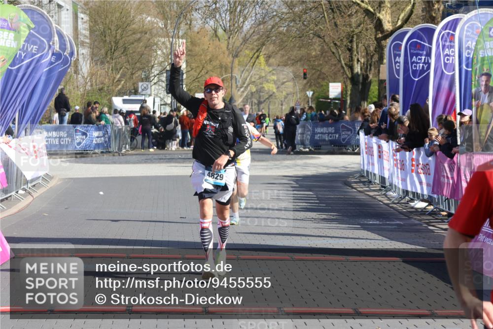 12.04.2026 - 45. Internationalen Wilhelmsburger Insellauf Strokosch-Dieckow http://msf.ph/oto/9455555 12.04.2026 10:44:23 Ziel 2073, 4829, 4062 meine-sportfotos.de