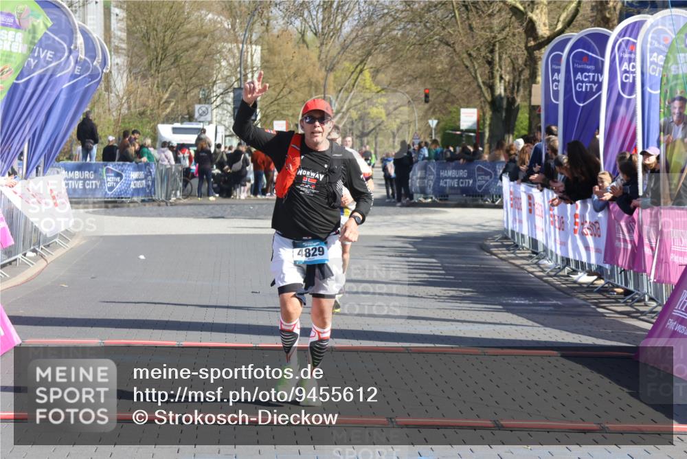 12.04.2026 - 45. Internationalen Wilhelmsburger Insellauf Strokosch-Dieckow http://msf.ph/oto/9455612 12.04.2026 10:44:23 Ziel 2073, 4829, 4062 meine-sportfotos.de