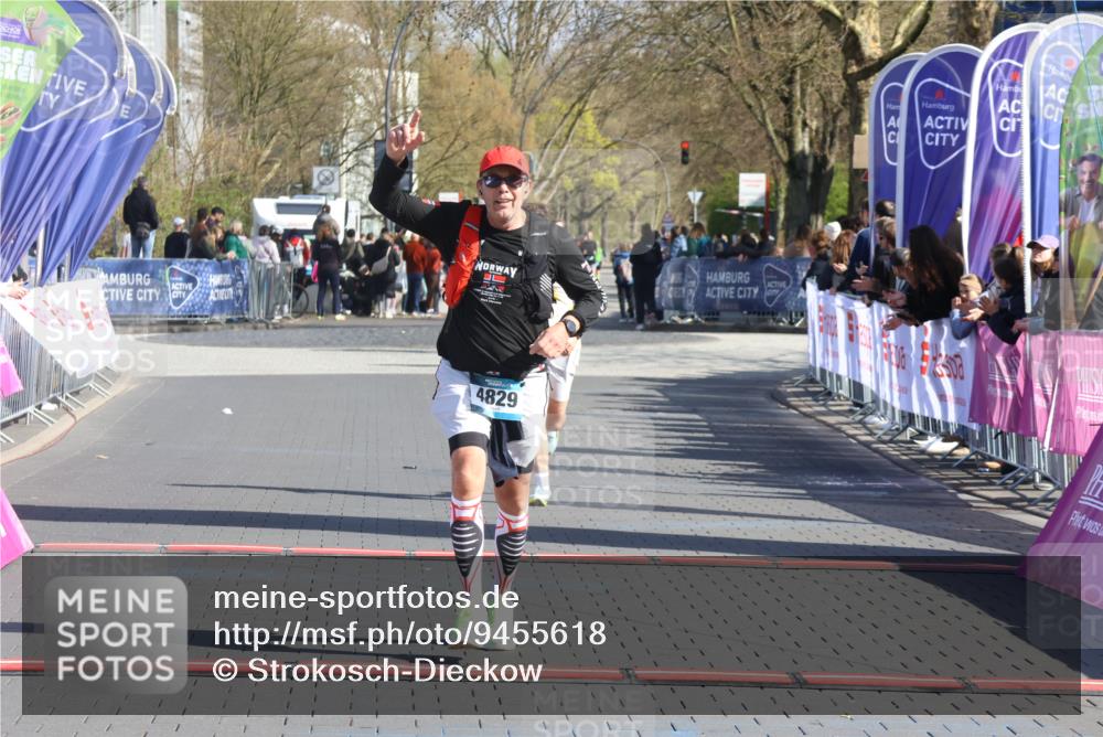 12.04.2026 - 45. Internationalen Wilhelmsburger Insellauf Strokosch-Dieckow http://msf.ph/oto/9455618 12.04.2026 10:44:23 Ziel 2073, 4829, 4062 meine-sportfotos.de
