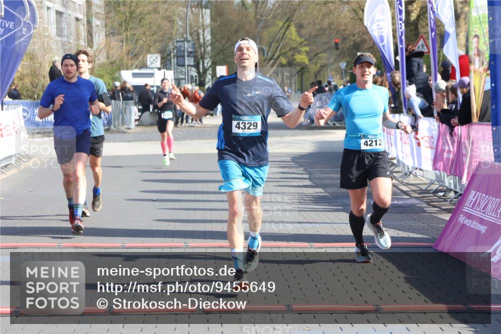 12.04.2026 - 45. Internationalen Wilhelmsburger Insellauf Strokosch-Dieckow http://msf.ph/oto/9455649 12.04.2026 10:31:37 Ziel 4329, 4212, 5526 meine-sportfotos.de