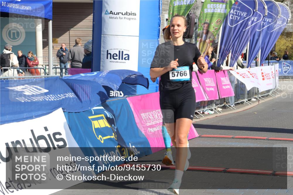 12.04.2026 - 45. Internationalen Wilhelmsburger Insellauf Strokosch-Dieckow http://msf.ph/oto/9455730 12.04.2026 10:44:39 Ziel 5766, 5775 meine-sportfotos.de