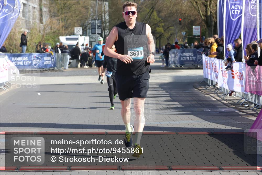 12.04.2026 - 45. Internationalen Wilhelmsburger Insellauf Strokosch-Dieckow http://msf.ph/oto/9455861 12.04.2026 10:31:55 Ziel 3619, 3634, 2780 meine-sportfotos.de