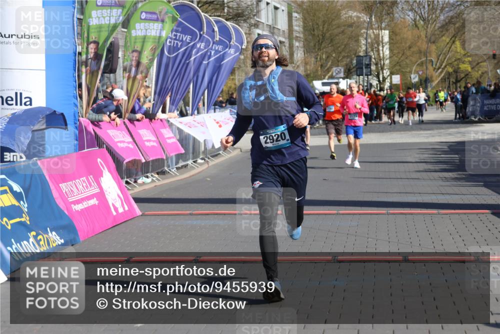 12.04.2026 - 45. Internationalen Wilhelmsburger Insellauf Strokosch-Dieckow http://msf.ph/oto/9455939 12.04.2026 10:45:09 Ziel 2920 meine-sportfotos.de
