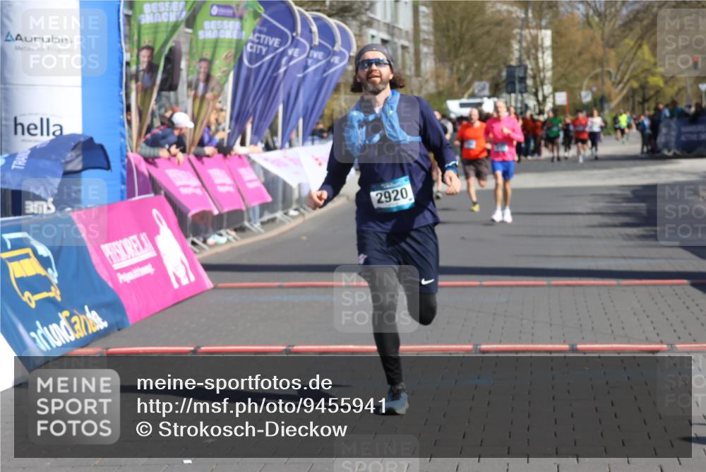 12.04.2026 - 45. Internationalen Wilhelmsburger Insellauf Strokosch-Dieckow http://msf.ph/oto/9455941 12.04.2026 10:45:09 Ziel 2920 meine-sportfotos.de