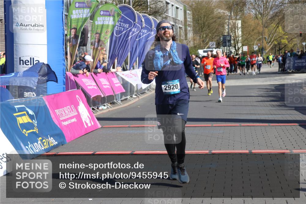 12.04.2026 - 45. Internationalen Wilhelmsburger Insellauf Strokosch-Dieckow http://msf.ph/oto/9455945 12.04.2026 10:45:09 Ziel 2920 meine-sportfotos.de