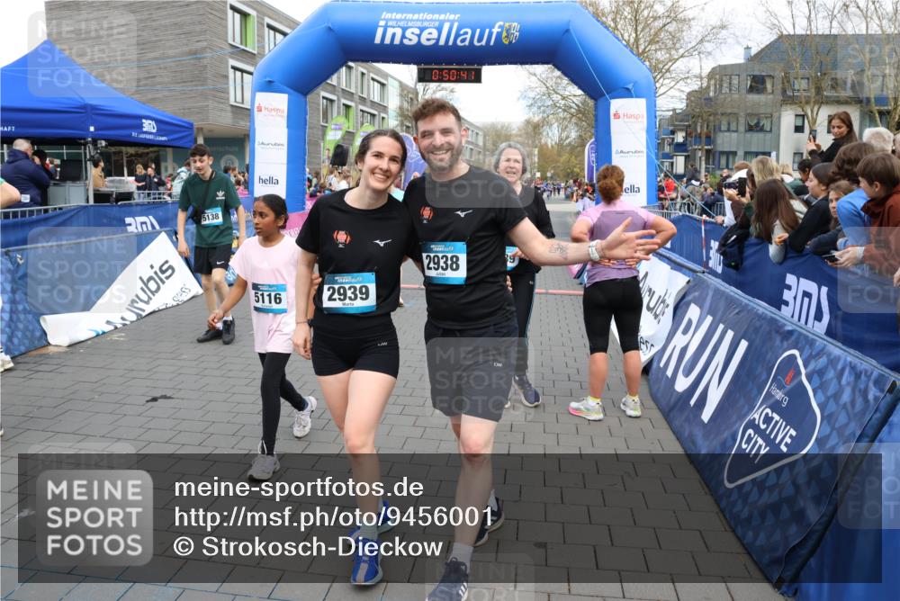12.04.2026 - 45. Internationalen Wilhelmsburger Insellauf Strokosch-Dieckow http://msf.ph/oto/9456001 12.04.2026 13:03:41 Ziel 2939, 2938 meine-sportfotos.de