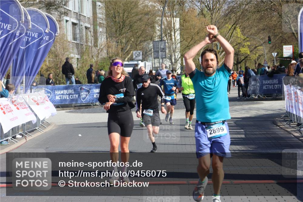 12.04.2026 - 45. Internationalen Wilhelmsburger Insellauf Strokosch-Dieckow http://msf.ph/oto/9456075 12.04.2026 10:45:30 Ziel 2899, 4785, 3566 meine-sportfotos.de