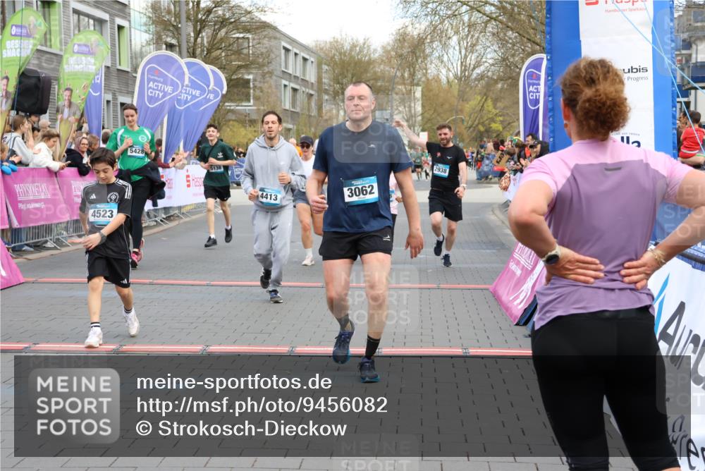 12.04.2026 - 45. Internationalen Wilhelmsburger Insellauf Strokosch-Dieckow http://msf.ph/oto/9456082 12.04.2026 13:03:33 Ziel 3062, 4413, 4523 meine-sportfotos.de