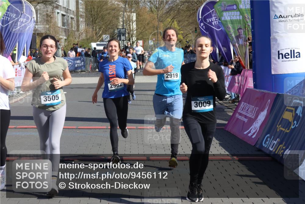 12.04.2026 - 45. Internationalen Wilhelmsburger Insellauf Strokosch-Dieckow http://msf.ph/oto/9456112 12.04.2026 11:02:47 Ziel 2985, 3505, 3009, 2962, 2919 meine-sportfotos.de