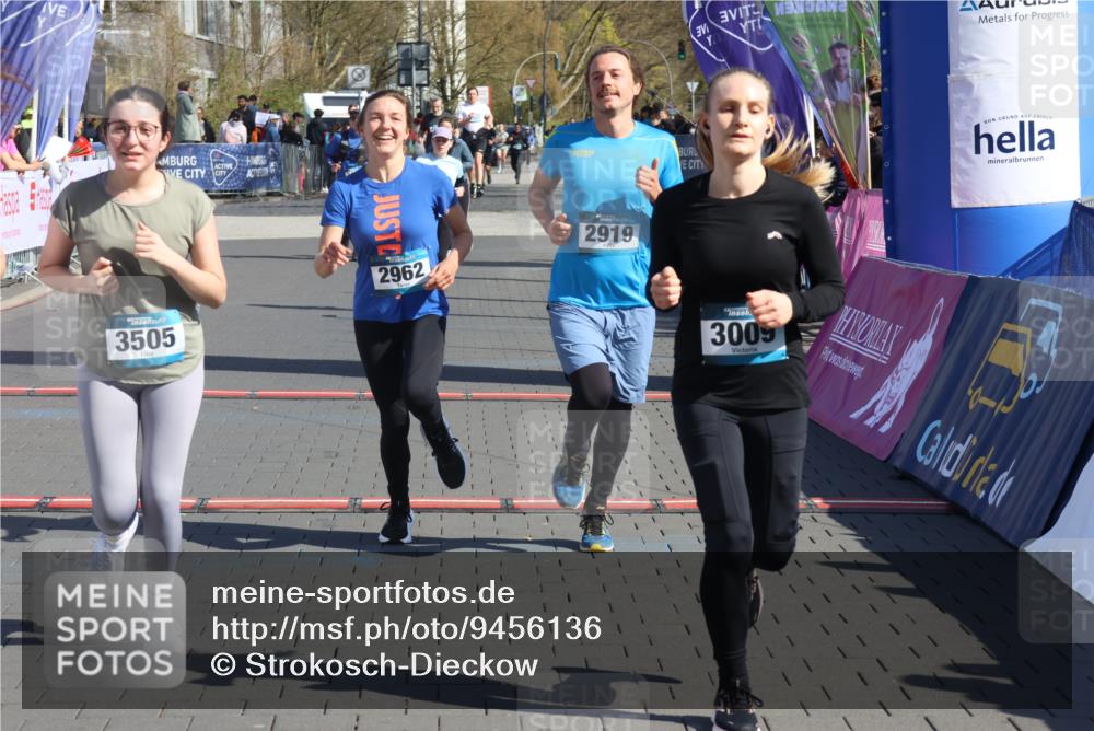 12.04.2026 - 45. Internationalen Wilhelmsburger Insellauf Strokosch-Dieckow http://msf.ph/oto/9456136 12.04.2026 11:02:48 Ziel 2985, 3505, 3009, 2962, 2919 meine-sportfotos.de