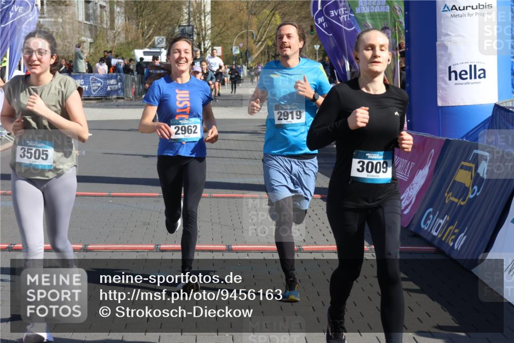 12.04.2026 - 45. Internationalen Wilhelmsburger Insellauf Strokosch-Dieckow http://msf.ph/oto/9456163 12.04.2026 11:02:48 Ziel 2985, 3505, 3009, 2962, 2919 meine-sportfotos.de
