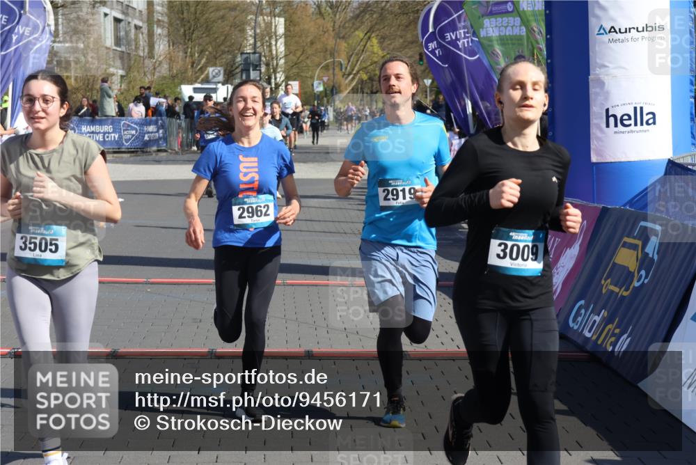 12.04.2026 - 45. Internationalen Wilhelmsburger Insellauf Strokosch-Dieckow http://msf.ph/oto/9456171 12.04.2026 11:02:48 Ziel 2985, 3505, 3009, 2962, 2919 meine-sportfotos.de