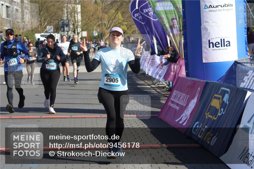 12.04.2026 - 45. Internationalen Wilhelmsburger Insellauf Strokosch-Dieckow http://msf.ph/oto/9456178 12.04.2026 11:02:53 Ziel 2418, 2398, 4595, 4597 meine-sportfotos.de
