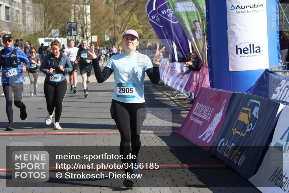 12.04.2026 - 45. Internationalen Wilhelmsburger Insellauf Strokosch-Dieckow http://msf.ph/oto/9456185 12.04.2026 11:02:53 Ziel 2418, 2398, 4595, 4597 meine-sportfotos.de