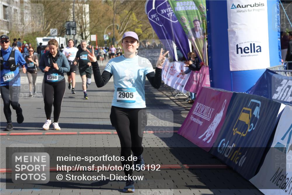 12.04.2026 - 45. Internationalen Wilhelmsburger Insellauf Strokosch-Dieckow http://msf.ph/oto/9456192 12.04.2026 11:02:53 Ziel 2418, 2398, 4595, 4597 meine-sportfotos.de