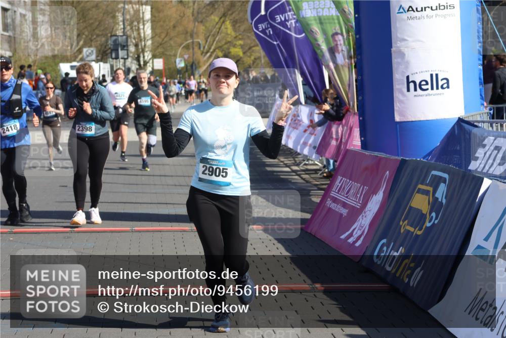 12.04.2026 - 45. Internationalen Wilhelmsburger Insellauf Strokosch-Dieckow http://msf.ph/oto/9456199 12.04.2026 11:02:53 Ziel 2418, 2398, 4595, 4597 meine-sportfotos.de
