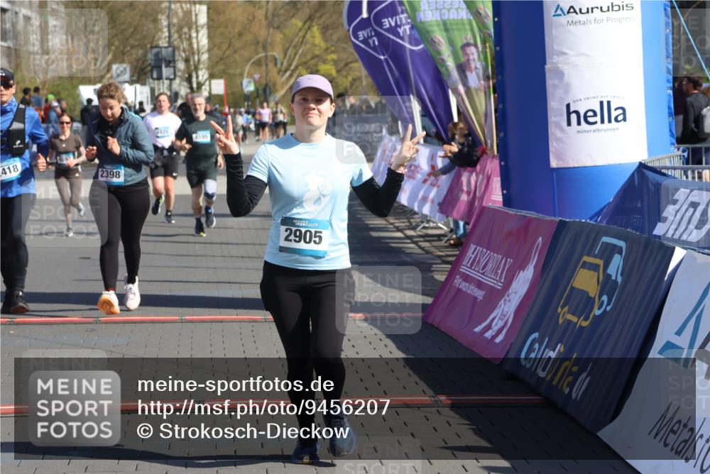 12.04.2026 - 45. Internationalen Wilhelmsburger Insellauf Strokosch-Dieckow http://msf.ph/oto/9456207 12.04.2026 11:02:53 Ziel 2418, 2398, 4595, 4597 meine-sportfotos.de