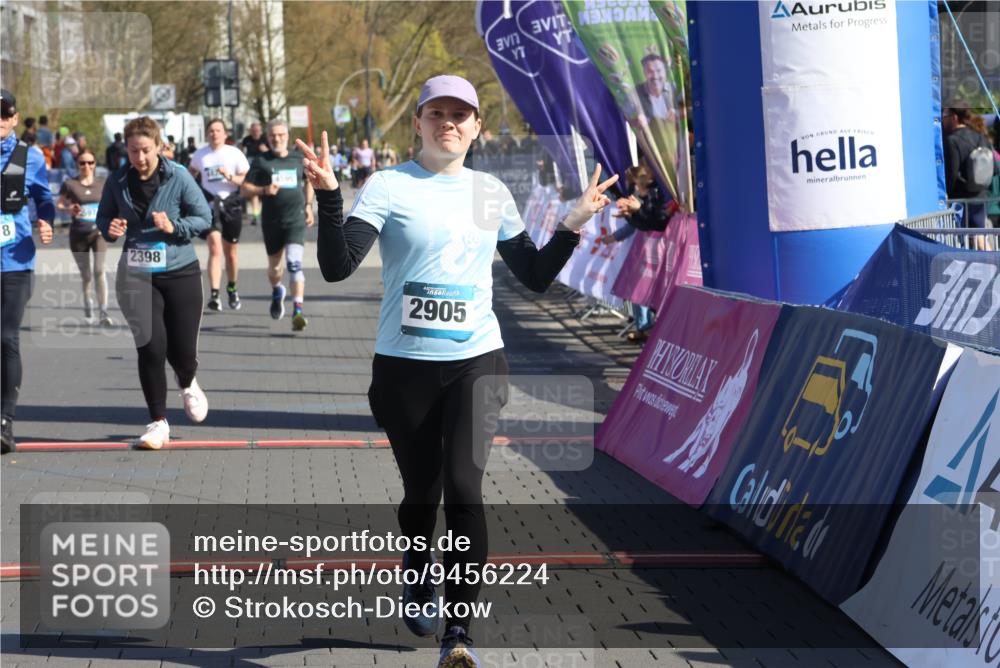 12.04.2026 - 45. Internationalen Wilhelmsburger Insellauf Strokosch-Dieckow http://msf.ph/oto/9456224 12.04.2026 11:02:53 Ziel 2418, 2398, 4595, 4597 meine-sportfotos.de