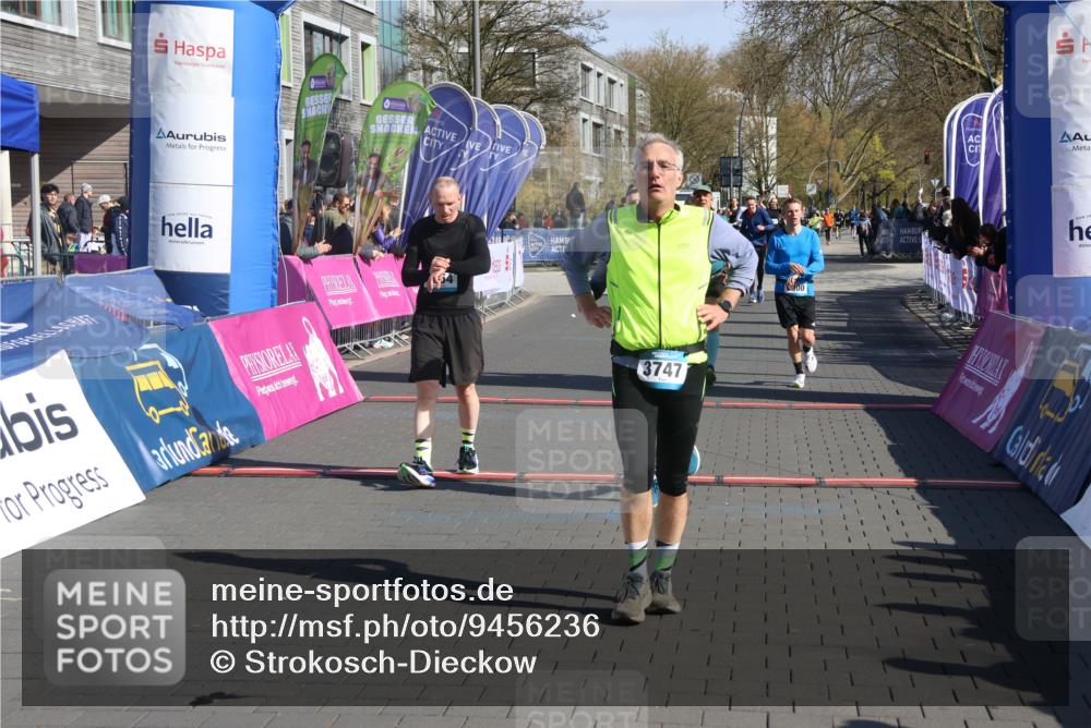 12.04.2026 - 45. Internationalen Wilhelmsburger Insellauf Strokosch-Dieckow http://msf.ph/oto/9456236 12.04.2026 10:45:42 Ziel 3054, 2376, 2300, 3334 meine-sportfotos.de