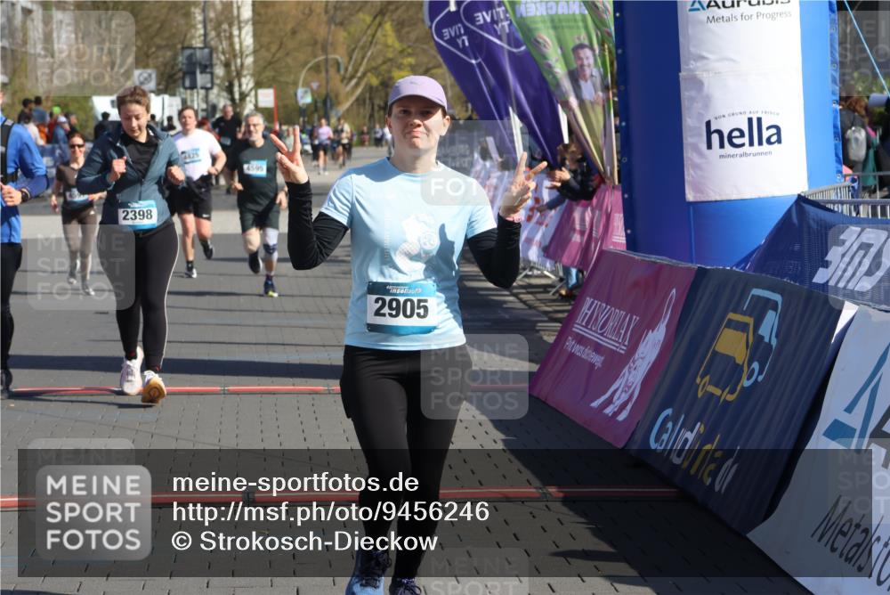 12.04.2026 - 45. Internationalen Wilhelmsburger Insellauf Strokosch-Dieckow http://msf.ph/oto/9456246 12.04.2026 11:02:53 Ziel 2418, 2398, 4595, 4597 meine-sportfotos.de