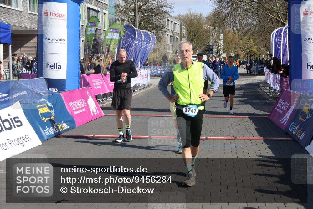 12.04.2026 - 45. Internationalen Wilhelmsburger Insellauf Strokosch-Dieckow http://msf.ph/oto/9456284 12.04.2026 10:45:42 Ziel 3054, 2376, 2300, 3334 meine-sportfotos.de