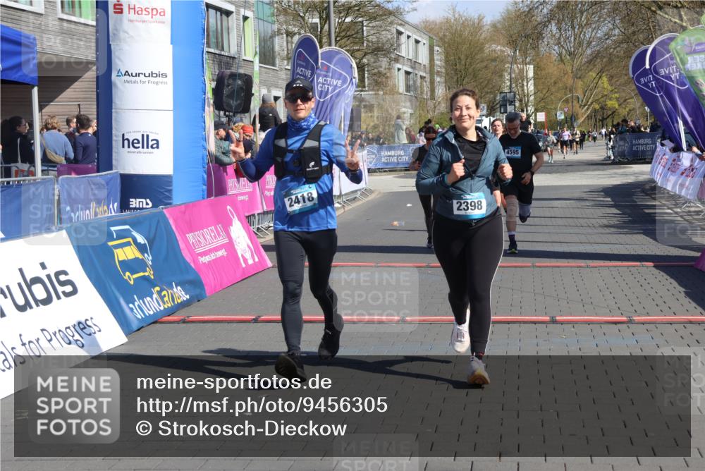 12.04.2026 - 45. Internationalen Wilhelmsburger Insellauf Strokosch-Dieckow http://msf.ph/oto/9456305 12.04.2026 11:02:55 Ziel 2418, 2398, 4595, 4597, 4825 meine-sportfotos.de