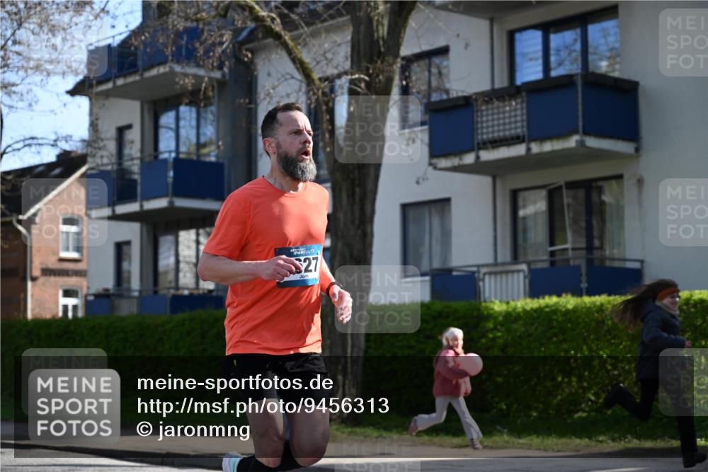 12.04.2026 - 45. Internationalen Wilhelmsburger Insellauf J. Mangold http://msf.ph/oto/9456313 12.04.2026 10:29:37 Ziel 4027, 5804, 3355, 4142, 2627, 3542, 4511, 5459, 4670, 4904, 5534, 3845, 5052, 4275, 4748, 4749 meine-sportfotos.de